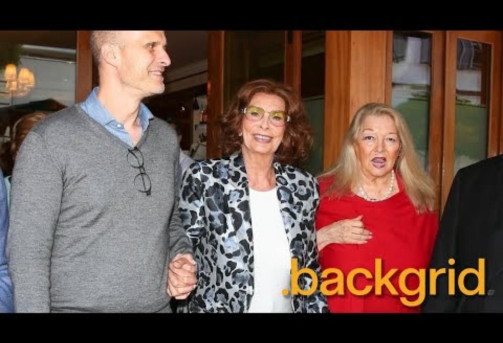 Sophia Loren torna a farsi vedere dopo la brutta caduta. Ed è in gran forma