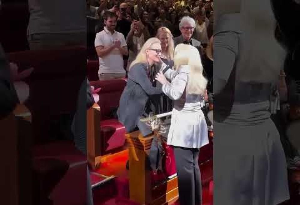 Adele si veste come Meryl Streep nel film La morte ti fa bella. E scopre l’attrice tra il pubblico. Il video