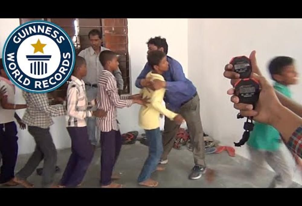 Un uomo indiano ha battuto il record di abbracci in un minuto