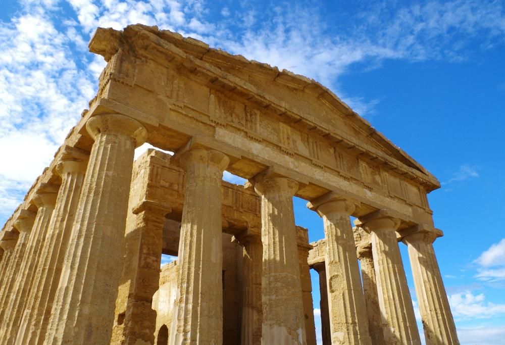 La Valle dei Templi di Agrigento trasformata in un eden magico: il video