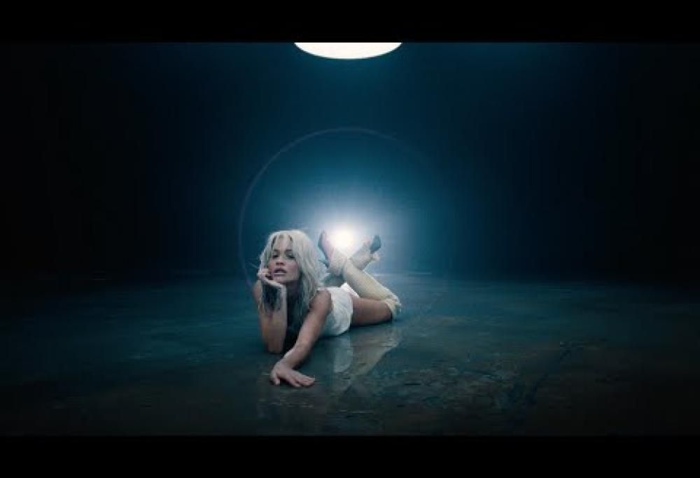Rita Ora pubblica All Natural. Guarda il video