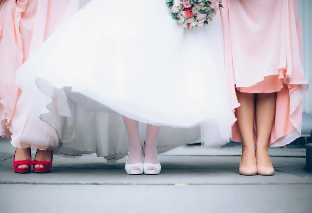 Lo sposo non si presenta all’altare. E la sposa…  festeggia con gli ospiti al ristorante!