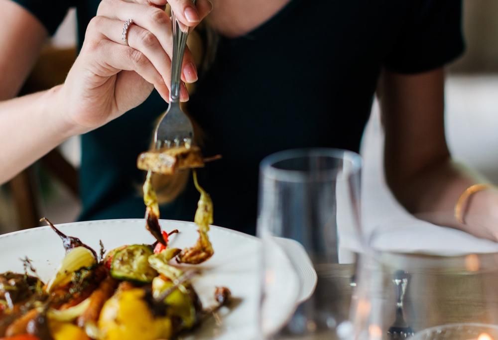 Ceni tardi e salti la colazione? Metti a rischio la tua salute!