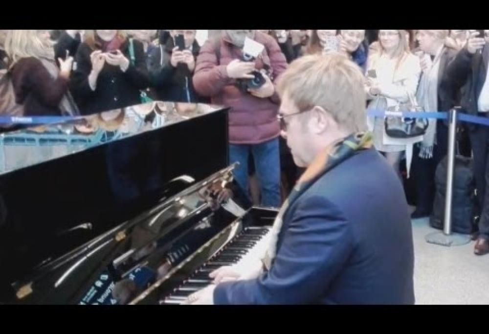 La bellissima storia del pianoforte nella stazione londinese di St. Pancras: il video