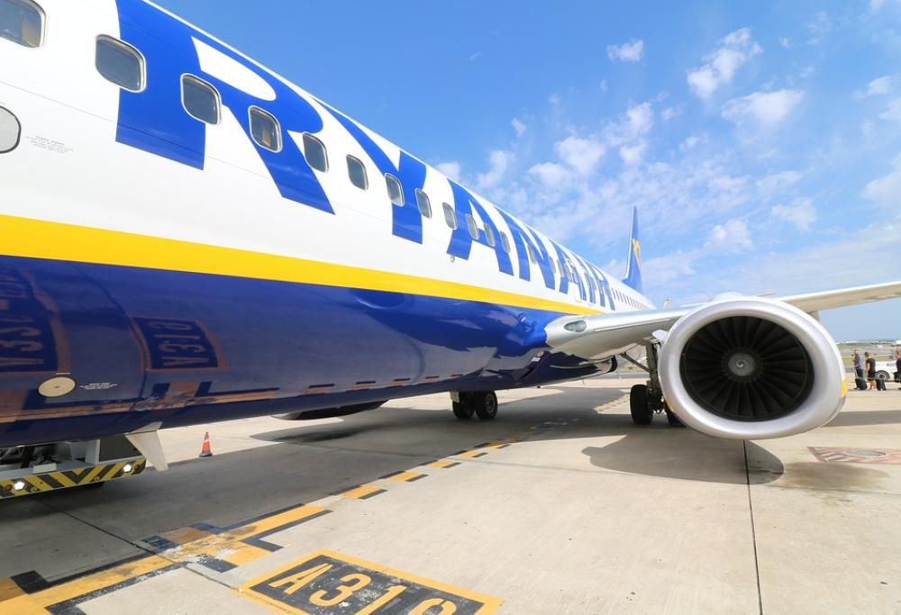Solo un bagaglio a mano sui voli: cambia la policy di Ryanair