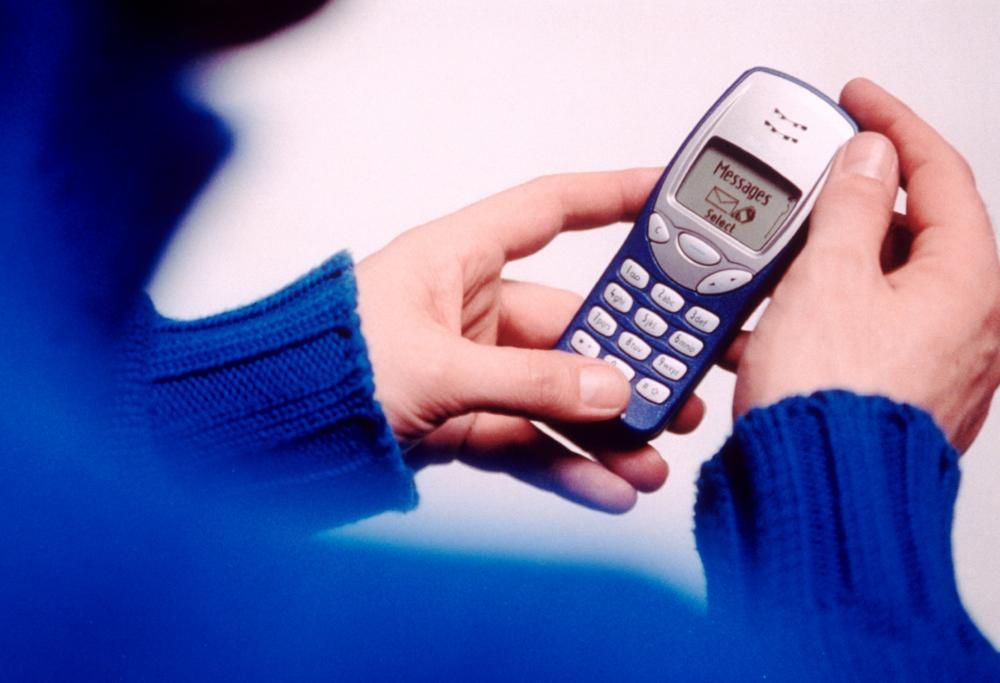 A Natale 20 anni fa fu scritto il primo sms. Ecco la storia.