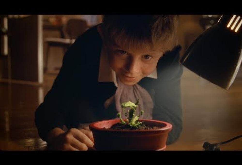 Andrea Bocelli: è sua la canzone del nuovo spot natalizio di una celebre ditta. Il video