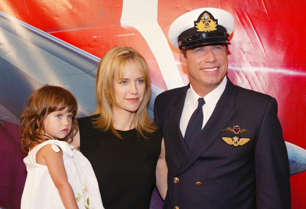 John Travolta: la figlia Ella festeggia i 20 anni con torta e mascherina