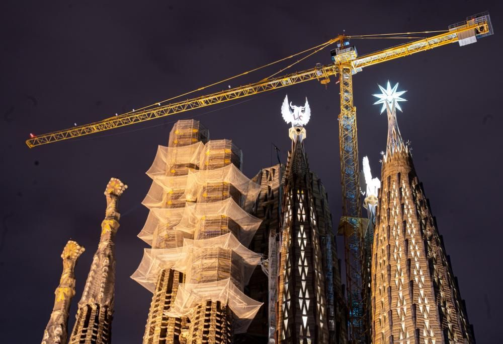 Sagrada Familia: le torri si illuminano per la prima volta. Il video