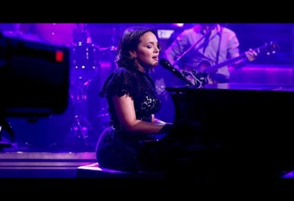 Chris Cornell: Norah Jones esegue “Black Hole Sun” per ricordarlo