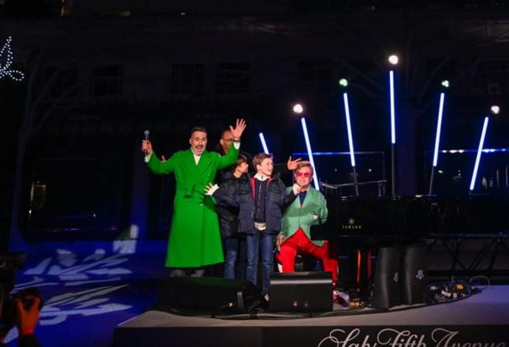 Elton John con la famiglia accende il Natale: il video