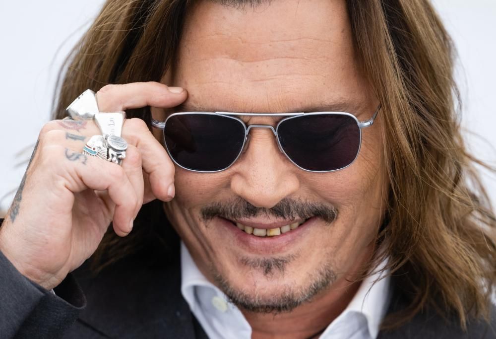 Johnny Depp in concerto festeggia i 60 anni e i fan lo fanno commuovere: il video