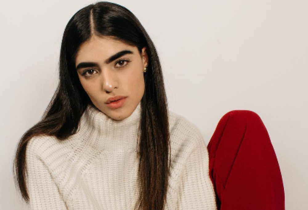 La prendono in giro per le sue sopracciglia e lei diventa modella. Il riscatto di Natalia