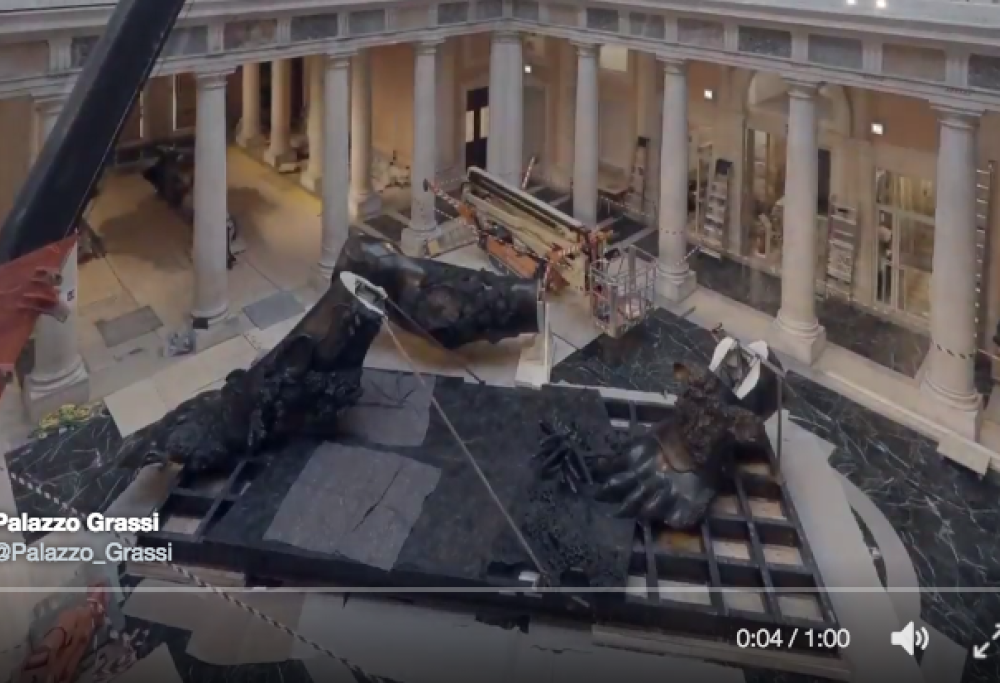 Arte mozzafiato:  a Venezia si monta una grande opera di Damien Hirst. L’incredibile video in time lapse