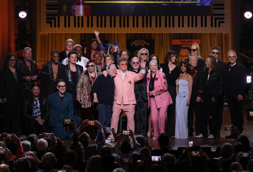 Elton John: Joni Mitchell e Annie Lennox eseguono una splendida versione di I’m Still Standing. Il video