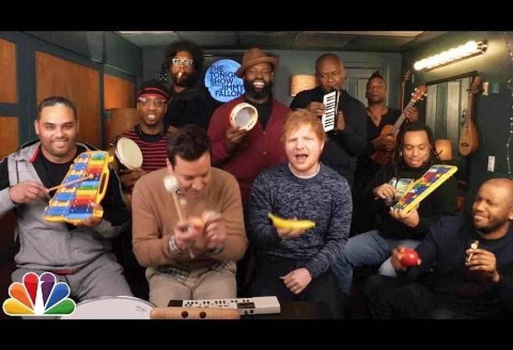 Ed Sheeran suona “Shape Of You” con strumenti giocattolo