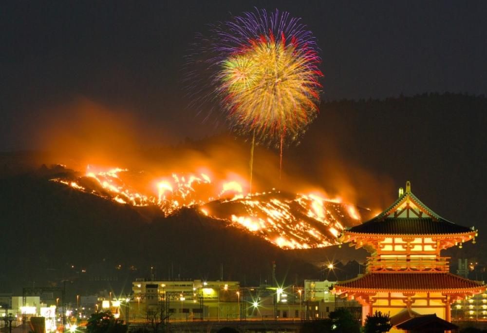 Il Festival giapponese dove un’intera montagna prende fuoco