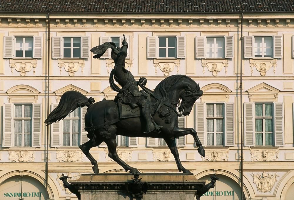 Svelato il mistero dietro la scritta in piazza San Carlo a Torino