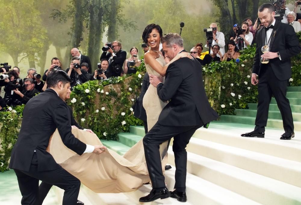 Met Gala: l’abito di sabbia è troppo stretto. E Tyla è trasportata per le scale. Il video