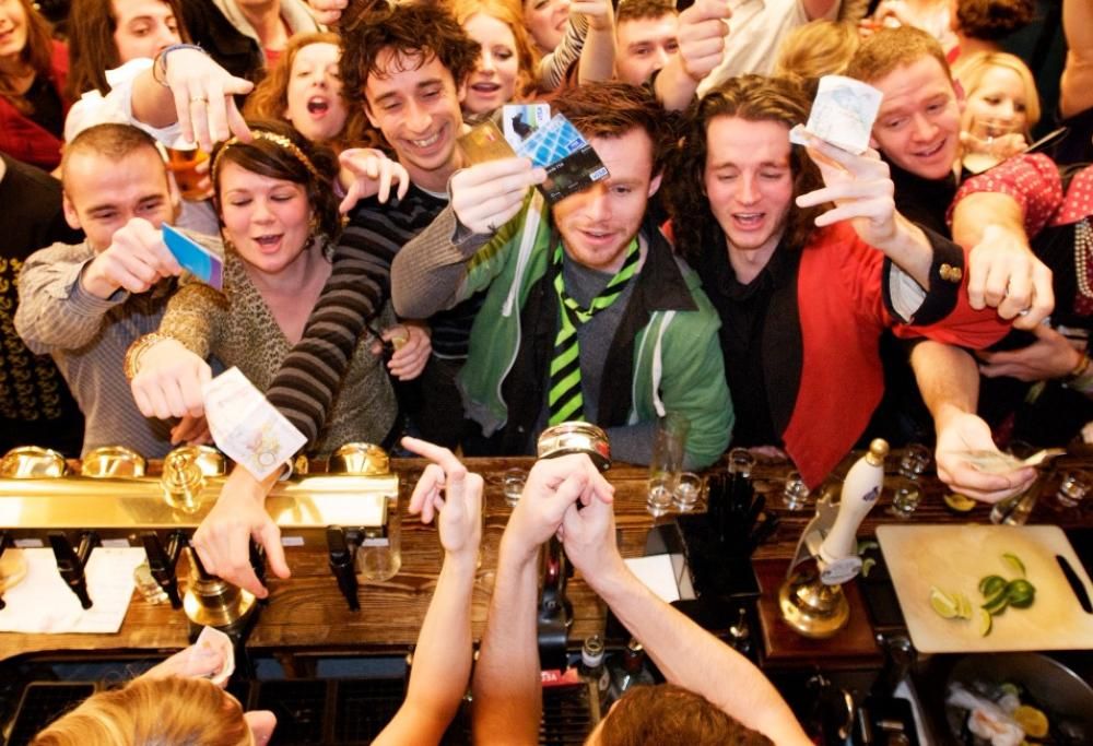 Avere l’attenzione del cameriere. La scienza spiega come comportarsi