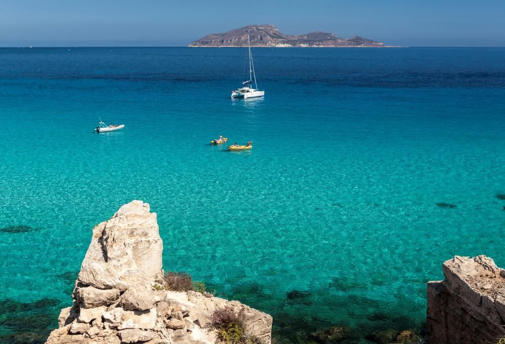 Biglietti aerei, tour o soggiorni gratuiti: ecco le città che pagano la vacanza ai visitatori