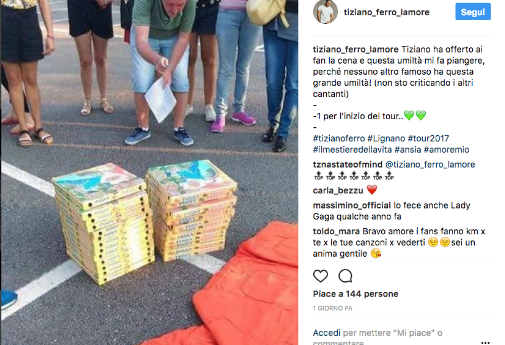 Tiziano Ferro offre la pizza ai suoi fan!