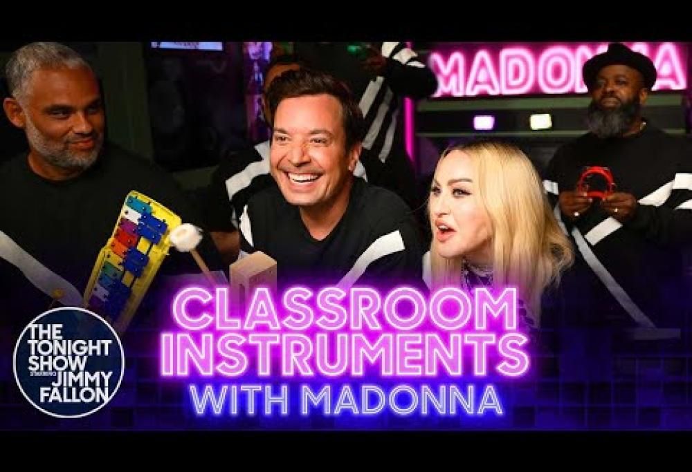 Madonna, Adele, Ed Sheeran, Mariah Carey suonano con gli strumenti dei bambini: i video più divertenti