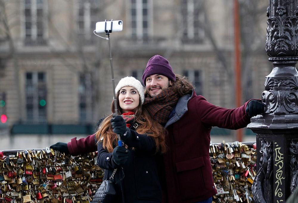 Il tramonto del selfie stick: addio alle vendite