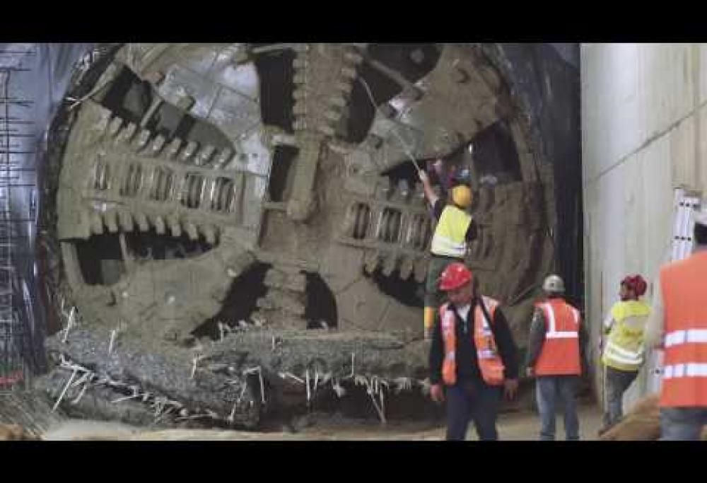 Come si costruisce una metropolitana? Guarda la talpa scavatrice sbucare in stazione!