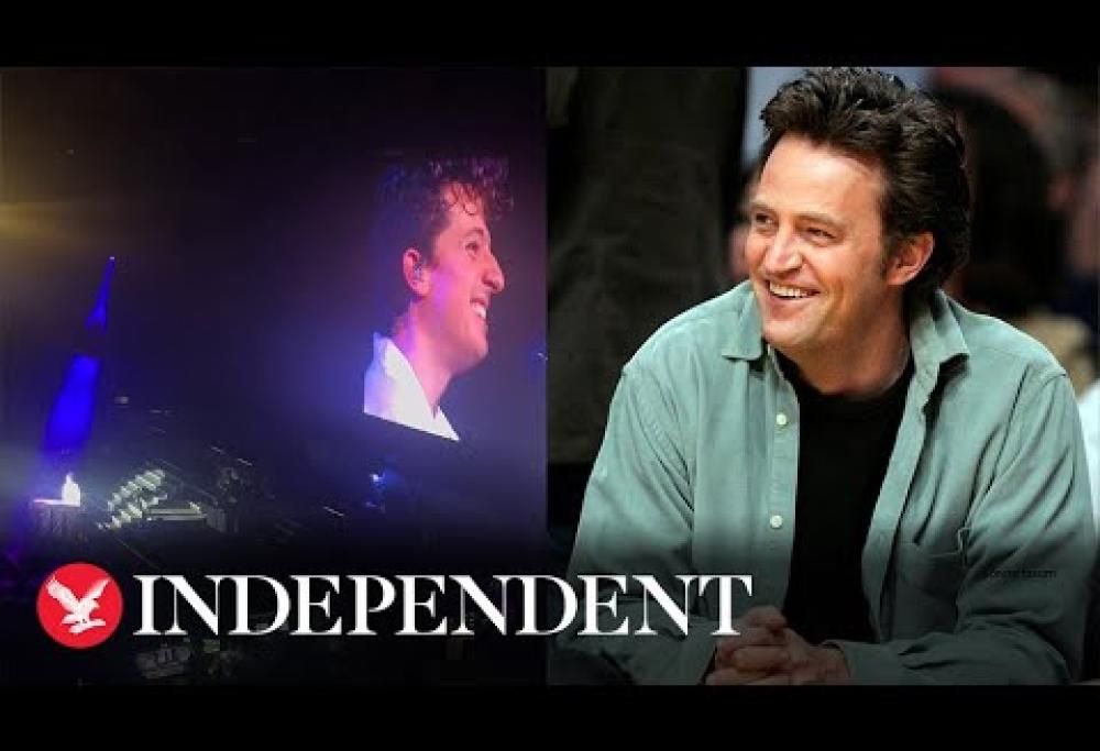 Matthew Perry: Charlie Puth canta la sigla di Friends per rendergli omaggio. Il video