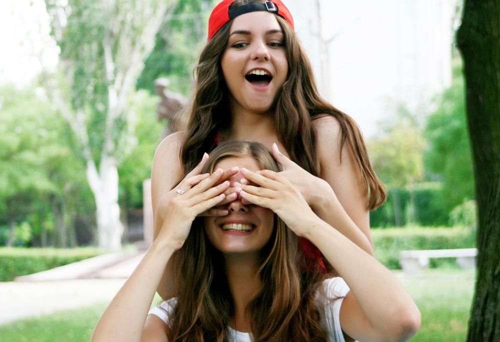 Per essere felici sono più importanti gli amici della famiglia: la ricerca