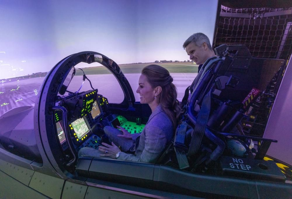 Kate Middleton abilissima alla guida di un simulatore di volo. Il video
