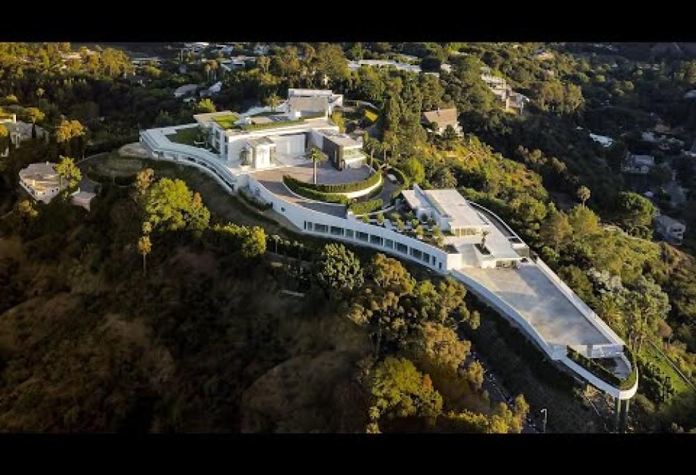 La casa più grande (e costosa) del mondo sembra galleggiare sopra la città