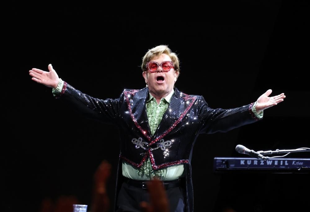 Elton John: il Manchester City lo omaggia cantando Your Song. Il video