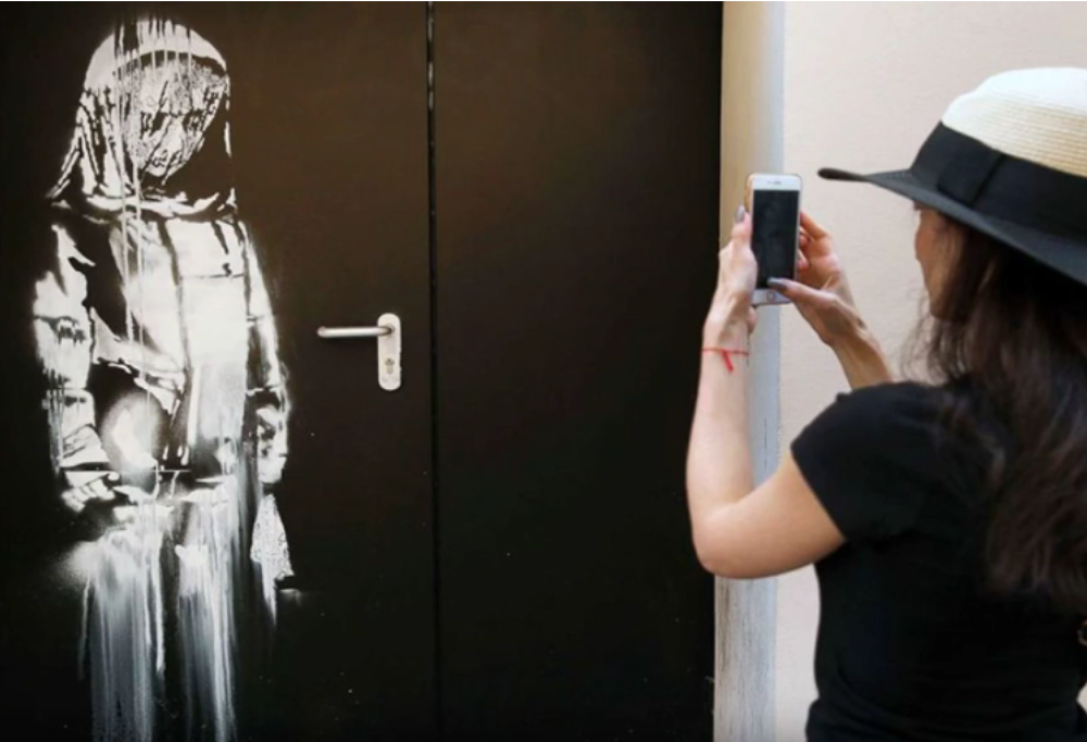 Banksy: rubata l’opera per le vittime del Bataclan