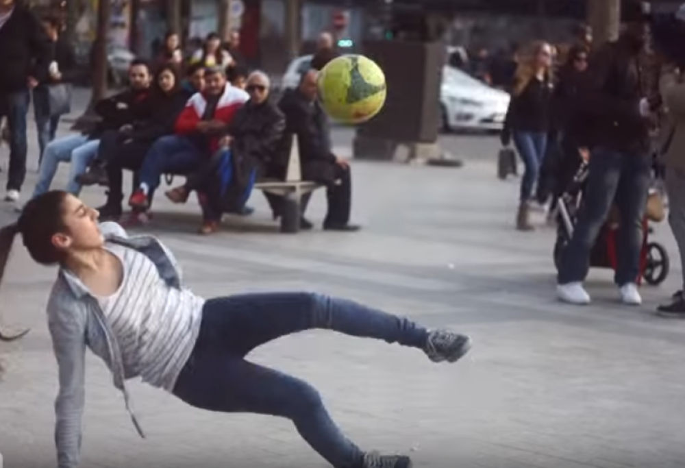 Una quindicenne sfida i passanti a sfilarle la palla. Impresa impossibile: il video