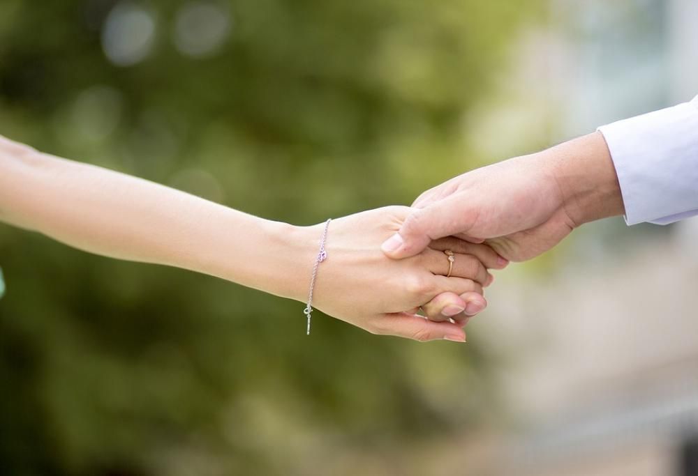 Non riescono ad avere figli: in clinica scoprono di essere fratello e sorella