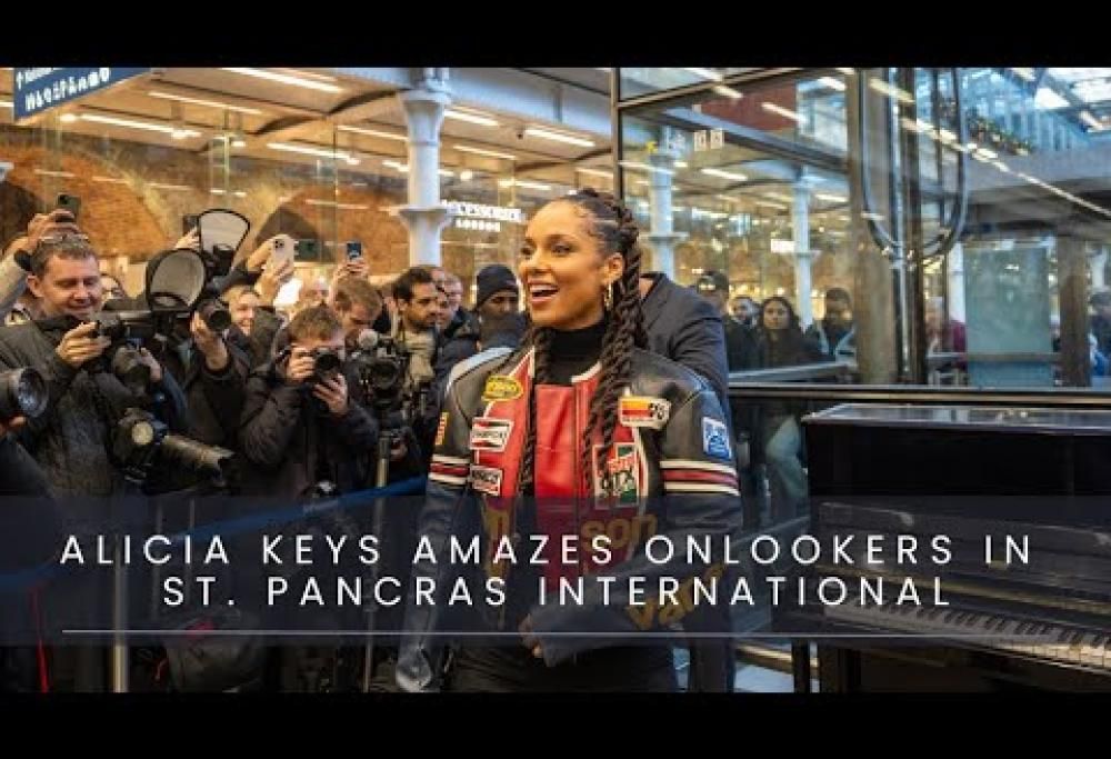 Alicia Keys suona il piano nella stazione di St Pancras: il video