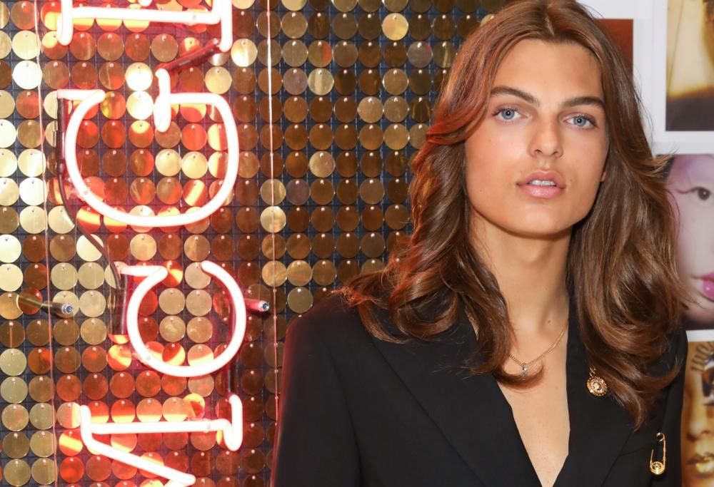 Ma chi è Damian Hurley e perché ci ricorda tanto qualcuno? La risposta