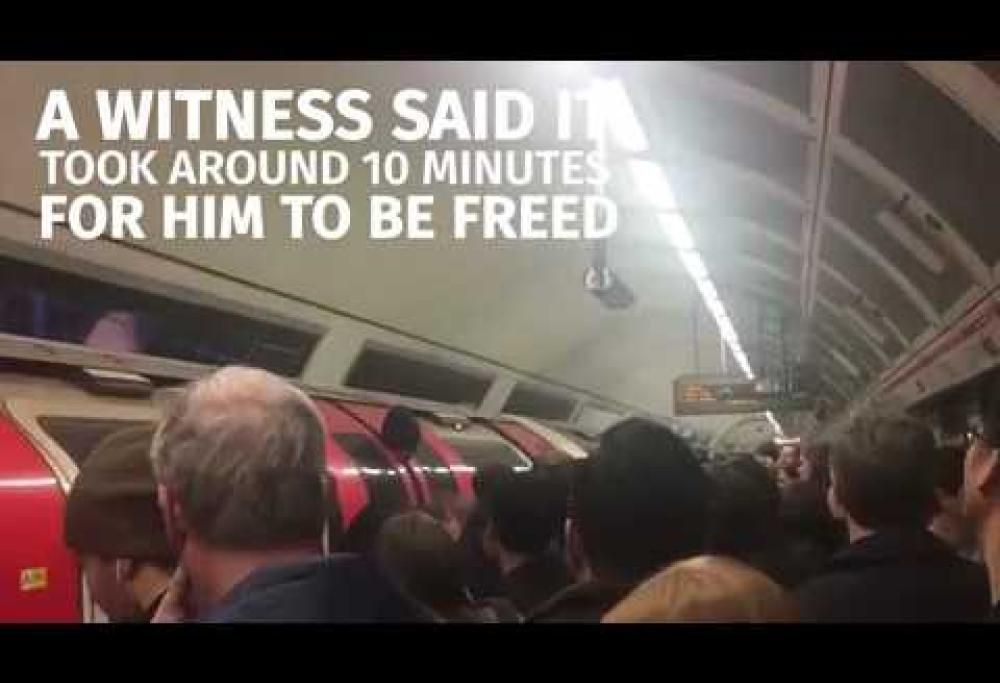 La testa è intrappolata nella porta del vagone: l’avventura nel metro di Londra