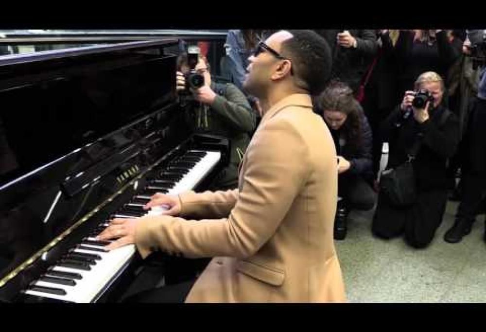 John Legend suona a sorpresa il pianoforte alla stazione di St. Pancras, a Londra