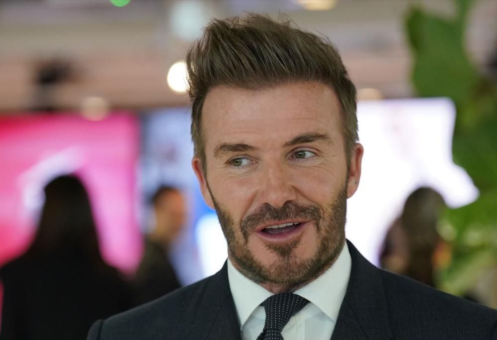David Beckham canta al concerto di Elton John. Ed è terribile. Il video