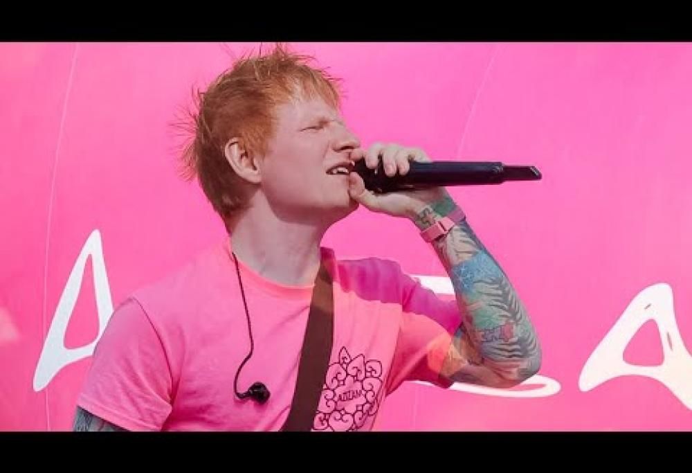Ed Sheeran suona a sorpresa King’s Cross a Londra: il video