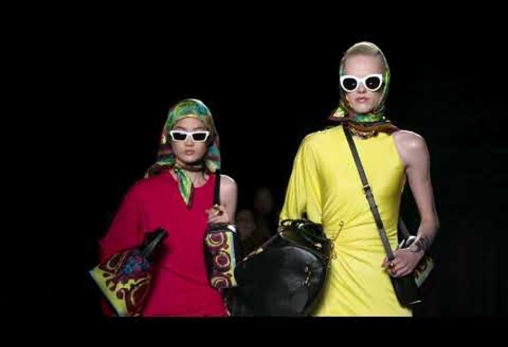 Versace: in passerella a New York gli abiti vintage Anni 90