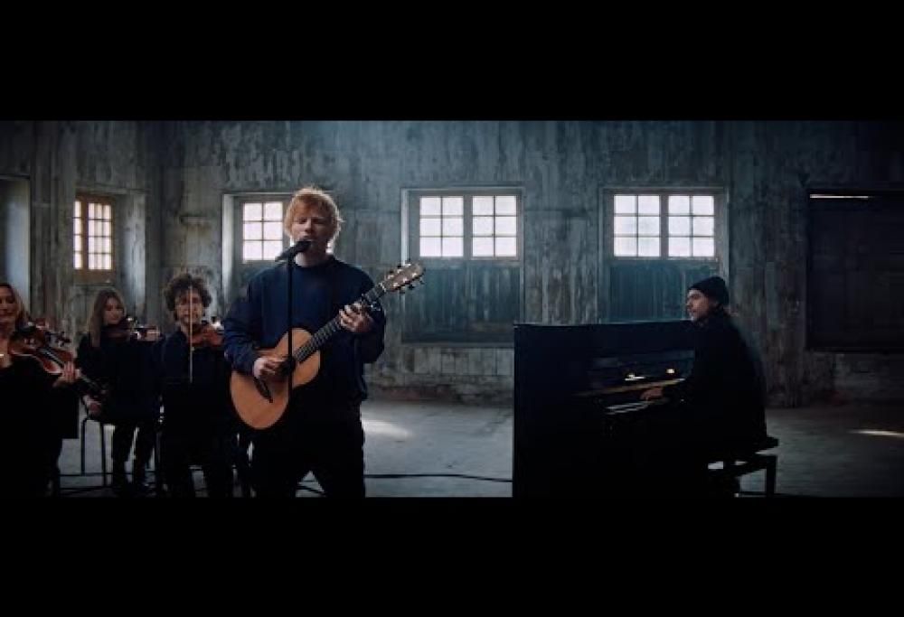 Ed Sheeran suona una struggente versione live di Eyes Closed: il video