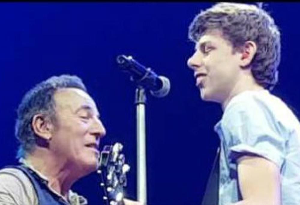 Bruce Springsteen dà una lezione a un fan. Sul palco! Guarda il video