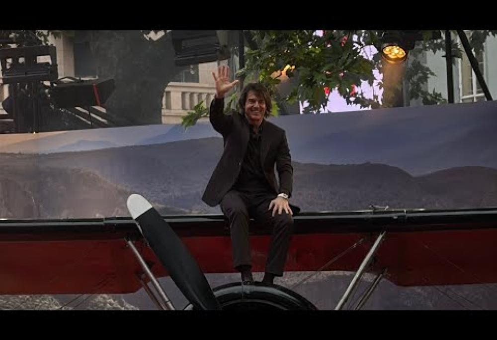 Tom Cruise sale sul tetto di un aereo all’anteprima londinese di Mission Impossible. Il video