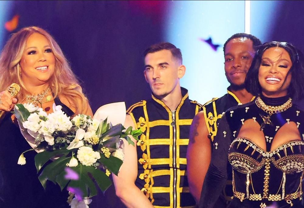 Mariah Carey festeggia il compleanno con tuffo spettacolare: il video