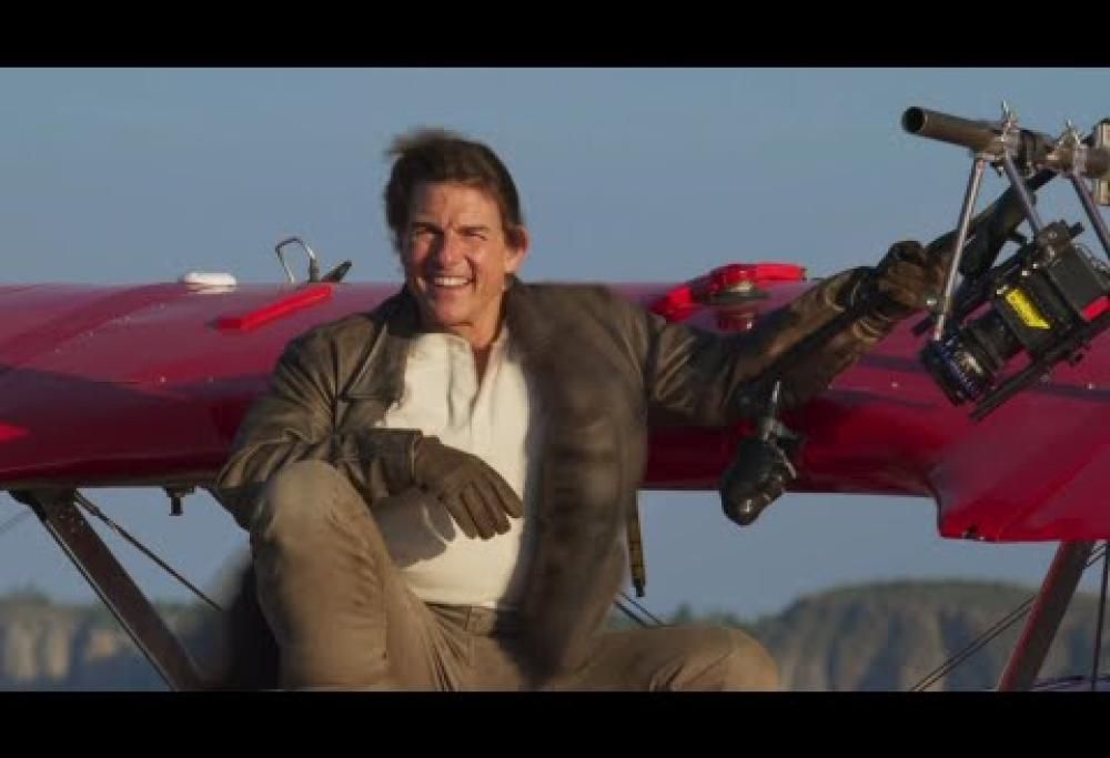Tom Cruise in una spericolata acrobazia aerea: il video