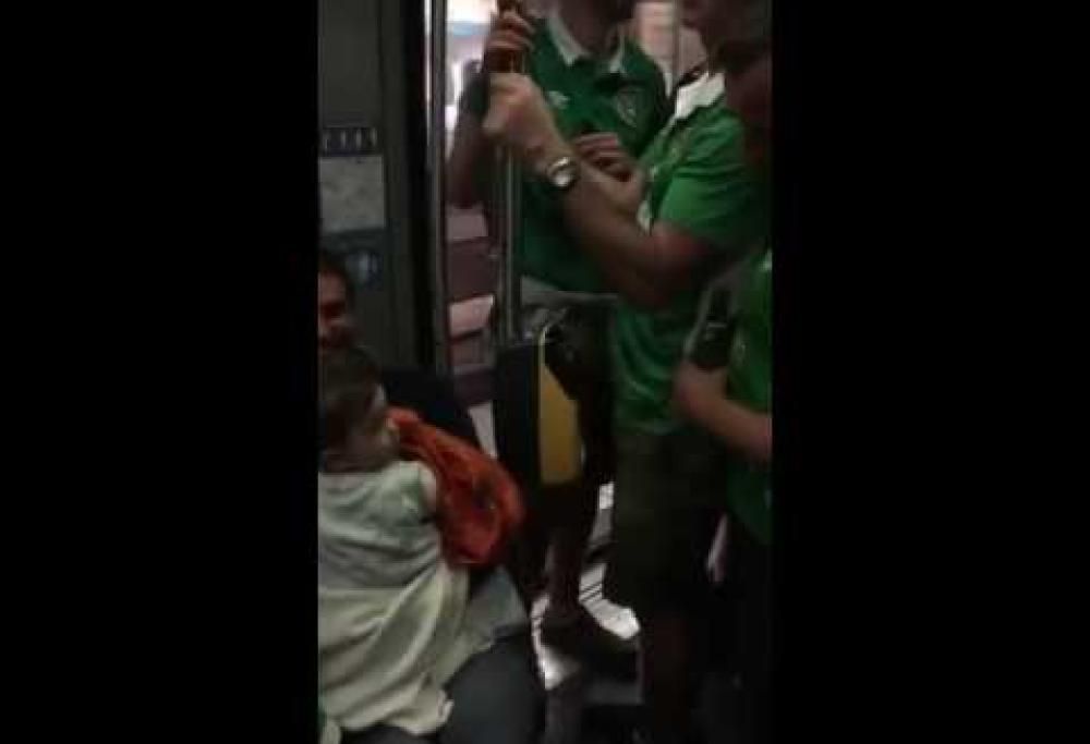 Euro 2016, tifosi irlandesi cantano la ninna nanna a una bimba